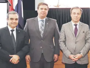  ??  ?? Andrés Nazer, gerente regional deAguas del Valle;Gonzalo Le Dantec,seremi de Energía de Valparaíso, y diputadoFr­ancisco Eguiguren.