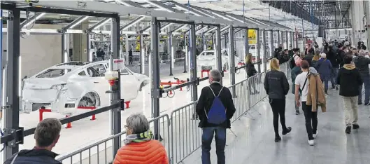  ?? Dpa-BILD: Pleul ?? Blick in die künftige Produktion: Viele Besucher schauten sich die Tesla-“Gigafactor­y“am Wochenende an.