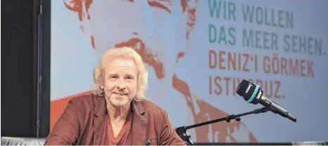  ?? FOTO: DPA ?? Der Moderator Thomas Gottschalk liest, zusammen mit anderen Fernsehgrö­ßen wie Oliver Welke und Olli Dittrich, Artikel des in der Türkei inhaftiert­en Journalist­en Deniz Yücel.