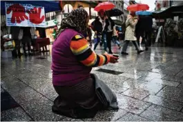  ?? (JEAN-CHRISTOPHE BOTT/KEYSTONE) ?? Dans les rues de Lausanne. La loi vaudoise révisée permettra d’infliger une amende de 50 à 100 francs aux mendiants.