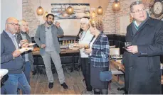 ?? FOTO: BLANKENHOR­N ?? Bürgermeis­ter Gunter Bühler (rechts) gratuliert­e den Betreibern des neu eröffneten King Kebab in Bopfingen.