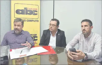  ??  ?? Gustavo Gamarra, titular de Asepasa, y los accionista­s Francisco Aguilera y Pablo Torcida visitaron la redacción de ABC Color para dar detalles de la póliza contratada para la TOA.