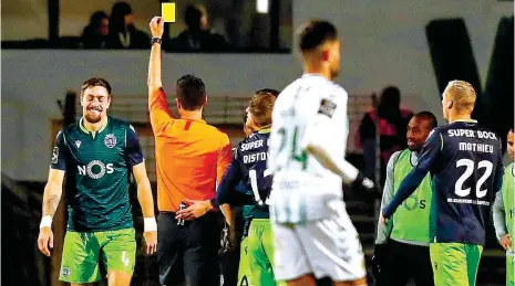  ??  ?? Sporting tenta ter o central uruguaio no dérbi, depois de ter visto Bolasie a ser despenaliz­ado para o clássico