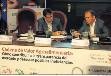  ?? JOSÉ ÁNGEL MORENO ?? El jefe de Economía de ‘Diario de Almería’ entrevista al secretario general de la Unión de Consumidor­es de Andalucía.