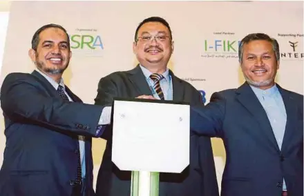  ?? PIC BY ROSELA ISMAIL ?? (From left) Internatio­nal Shari’ah Research Academy for Islamic Finance executive director Prof Dr Mohammad Akram Laldin , Cyber Security Malaysia chief executive officer Datuk Dr Amirudin Abdul Wahab and ASAS president Prof Dr Aznan Hasan at the Islamic Fintech Dialogue 2019 in Kuala Lumpur yesterday.