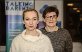  ?? FOTO: JONAS KARLSBAKK ?? ARBETAR TILLSAMMAN­S. Elizaveta Vassilieva (i förgrunden) och Kim Stenersen arbetar på Barentssek­retariatet i Kirkenes som främjar samarbetet mellan Norge och Ryssland.