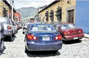  ?? FOTO PRENSA LIBRE: JULIO SICÁN ?? Conductore­s de taxis de Antigua Guatemala protestan contra Uber en calles de la ciudad colonial.
