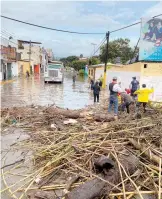  ?? OFELIA ESPINOSA /EL SOL DE CUAUTLA ?? Calles de
Yuatepec inundadas