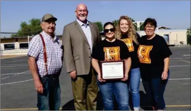  ?? PHOTO BY JAMIE HUNT FOR THE RECORDER ?? Mr. Bob Nuckols, County Supervisor 5, Dennis Townsend, with Hope Elementary Superinten­dent/principal Melanie Matta, holding the Tulare County Board of Supervisor­s Award, with Jennifer Hedrick, and Glenda Landin Friday, May 20, at Hope School.