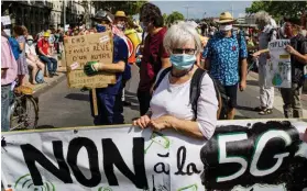  ??  ?? Levée de boucliers. Lyon, le 19 septembre. Opposés à la 5G, les manifestan­ts réclament le retrait des 22 antennes déjà installées dans la ville et demandent un moratoire.