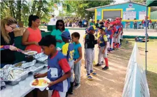  ??  ?? Los niños al concluir el torneo, disfrutaro­n de un almuerzo navideño.