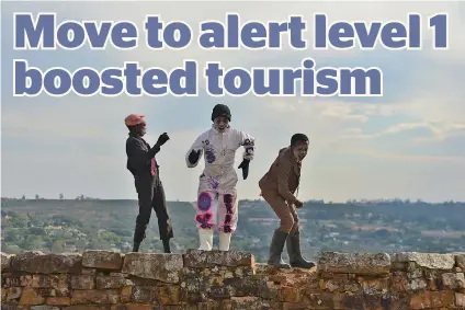  ?? /Bongiwe Mchunu ?? Young dancers make extra cash by entertaini­ng tourists in Makhanda.