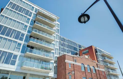  ?? CHRIS MIKULA / THE OTTAWA CITIZEN FILES ?? Urban Capital’s new mid-rise condos straddle Mcleod along Bank Street. The consumer preference­s for spacious housing are in conflict with prescripti­ons for smaller-sized housing, write Murtaza Haider and Stephen Moranis.