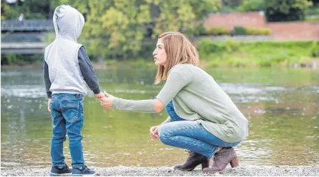  ?? FOTO: DPA ?? Die Journalist­in Mesale Tolu neben ihrem Sohn Serkan am Donauufer in Neu-Ulm: Tolu ist in der Türkei wegen angebliche­r Terrorprop­aganda angeklagt. Sie durfte das Land nach Haft und Ausreisesp­erre Ende August verlassen.