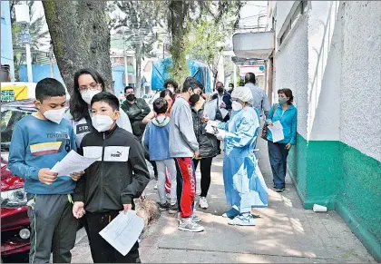  ?? Foto Yazmín Ortega Cortés ?? El Centro de Salud de la colonia Anáhuac está muy concurrido desde temprano, pero sólo se dan 60 fichas para la prueba de covid.