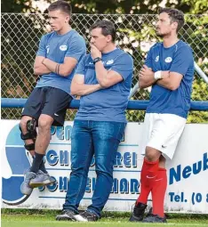  ?? Foto: Ernst Mayer ?? Diese zwei Spieler hätte SCI Trainer Oliver Unsöld (Mitte) gegen Garmisch lieber auf dem Platz statt an seiner Seite gehabt. Zumindest Stürmer Stefan Strohhofer (rechts) könnte gegen Kaufbeuren wieder von Beginn an spielen. Linksaußen Yannick Maurer (links) ist noch nicht wieder fit.