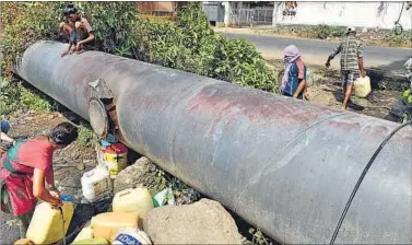  ?? PHOTOS: BACHCHAN KUMAR ?? Residents of MIDC Nerul, one of the worst-hit areas, collect water from a broken pipeline.