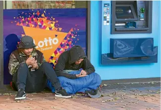  ?? PHOTO: ROSS GIBLIN\FAIRFAX NZ ?? Beggars near an ATM machine in Manners St, Wellington.