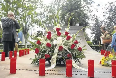  ?? ÁLVARO SÁNCHEZ ?? Los familiares de las víctimas, en el homenaje del año pasado llevado a cabo en el monumento de Zaragoza.