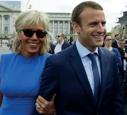  ??  ?? In trasferta Emmanuel Macron e la moglie Brigitte