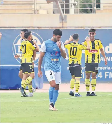  ?? RAFA GONZÁLEZ ?? Migue Marín se lamenta tras un gol recibido ante el San Roque en el último encuentro disputado en Santo Domingo.