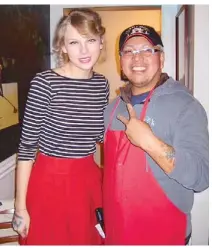  ??  ?? Taylor Swift with Renato Soriano, the Filipino manager of an Urth Café outlet in L.A.