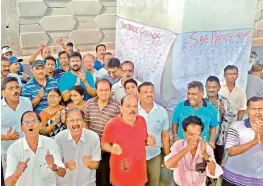  ?? —DC ?? Walkers, health enthusiast­s, sportspers­ons attend the signature campaign ‘Save Parade Ground’ on Friday. On a weekday close to 2,000 Hyderabadi­s use the ground in the morning and evening, while over the weekend the number doubles.