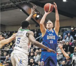  ?? BRADEN FASTIER/STUFF ?? Nelson Giants veteran Sam Dempster is eager for an NBL title, says head coach Michael Fitchett.