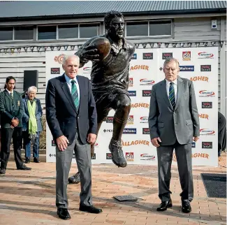  ?? PHOTOS: CHRISTINE CORNEGE/FAIRFAX NZ ?? Stan Meads, left, and Sir Colin after unveiling the statue in Te Kuiti.