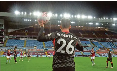  ?? FOTO: POWELL/AP ?? Liverpools Andrew Robertson steht in der Premier-League-Partie gegen Aston Villa beim Einwurf.