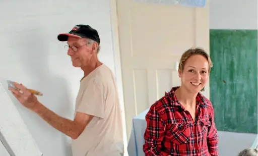  ?? CHRISTINE WALSH/ FAIRFAX NZ ?? Pete the painter happy for Anja Niechziol to tap into his painting knowledge.