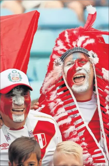  ??  ?? ORGULLO. Los peruanos que acudieron al partido disfutaron de la primera victoria mundialist­a en 40 años.