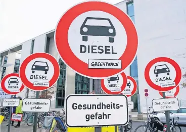  ?? FOTO: EPD ?? In Berlin protestier­ten zuletzt Greenpeace-Aktivisten gegen den Diesel und für saubere Luft in den Städten, während Bundeskanz­lerin Angela Merkel vor dem Diesel-Untersuchu­ngsausschu­ss des Bundestags aussagen musste.