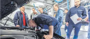  ?? FOTO: CF ?? Zug- und Gruppenfüh­rer der Feuerwehre­n Lindau, Weißensber­g und Lochau werden in einem Lehrgang mit Fahrzeugen mit alternativ­en Antrieben – Elektro-, Hybrid- und Erdgasauto­s – vertraut gemacht.