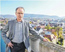  ?? FOTO: THOMAS SIEDLER ?? Nach mehr als 30 Jahren an der Spitze des Grünfläche­n- und Umweltamte­s im Aalener Rathaus geht Rudolf Kaufmann in den Ruhestand. Der Gesundheit zuliebe, wie er betont.