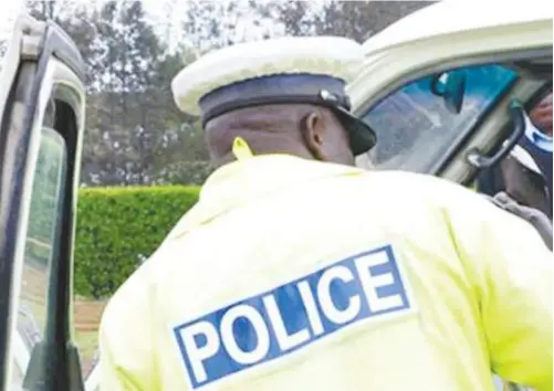  ??  ?? A traffic police officer counsels a motorist