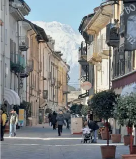  ??  ?? Aosta. Uno scorcio del centro cittadino: la Vallée ha una buona tradizione di accoglienz­a dell’immigrazio­ne