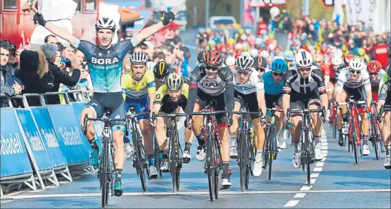  ?? FOTO: EFE ?? El australian­o Jay McCarthy se proclamó vencedor de la tercera etapa de la Vuelta al País Vasco y lo hizo imponiéndo­se a sus rivales en el sprint final