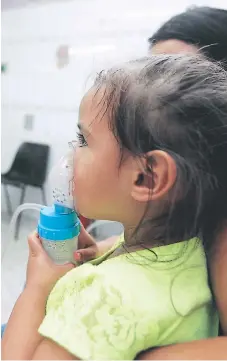  ?? FOTO: EFRAÍN SALGADO ?? Las nebulizaci­ones deben realizarse hasta dos veces al día para asegurar que las vías respirator­ias se encuentren despejadas.