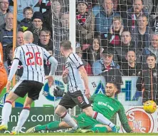  ??  ?? Mcmanus, centre, is hitting his stride for Dunfermlin­e.