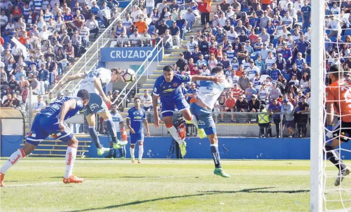  ?? FOTO: AGENCIAUNO. ?? ►► José Pedro Fuenzalida despacha el cabezazo que se transforma­rá en el 3-1 y la sentencia del triunfo cruzado ante la U.