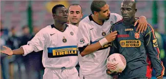  ?? ?? Siamo ancora qui Aprile 2005: in Messina-Inter, Zoro, difensore ivoriano dei siciliani, prende il pallone e si avvia fuori dal campo per protesta contro i “buu”. Gli interisti (da sin. Martins e Adriano) lo convincono a restare