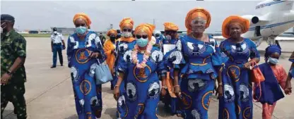  ??  ?? The President, Nigerian Air Force Officers’ Wives Associatio­n (NAFOWA), Mrs. Elizabeth Amao (second left); NAFOWA Logistics Chapter, Mrs. Oluwayemis­i Makinde (second right) and other members