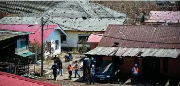  ?? ?? TINJAUAN keadaan rumah mangsa di Kampung Kuala Sungai Baru.