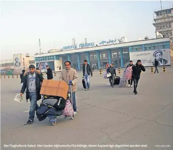  ?? FOTO: REUTERS ?? Der Flughafen in Kabul: Hier landen afghanisch­e Flüchtling­e, deren Asylanträg­e abgelehnt worden sind..