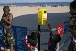  ?? JUSTIN GILLILAND/THE NEW YORK TIMES ?? To help prevent skin cancer, New York City has placed 100 free sunscreen dispensers at beaches and one fishing pier as part of a pilot program.