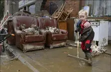  ?? (Photo AFP) ?? Un enfant aidant au nettoyage à Rochefort, en Belgique, hier.