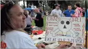  ?? Spencer Lahr / Rome News-Tribune ?? Bob Gilleland holds up the warning sign for his team’s death chili.