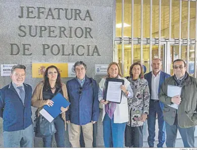  ?? ISMAEL RUBIO ?? Los abogados que presentaro­n ayer la denuncia en la Jefatura Superior de Policía de Sevilla.