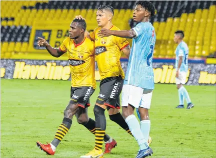  ?? API ?? Celebració­n. El lateral Leonel Quiñónez (i) es felicitado por el delantero Carlos Garcés luego de marcar el gol de Barcelona en la Noche Amarilla celebrada ayer en el estadio Monumental.